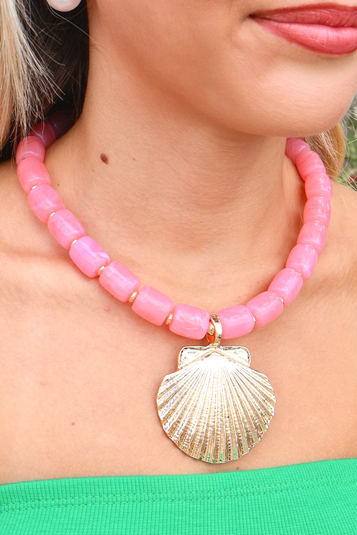 Coastal Glamour Shell Charm Beaded Necklace in Pink
