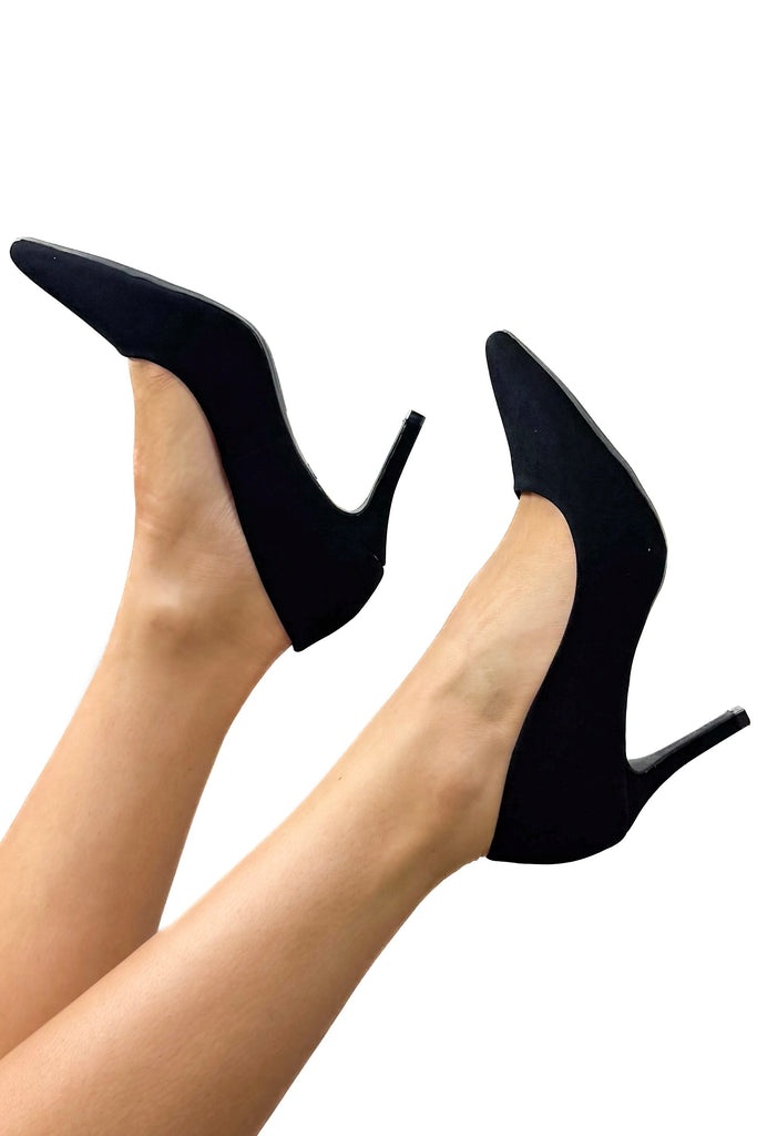 Black pumps