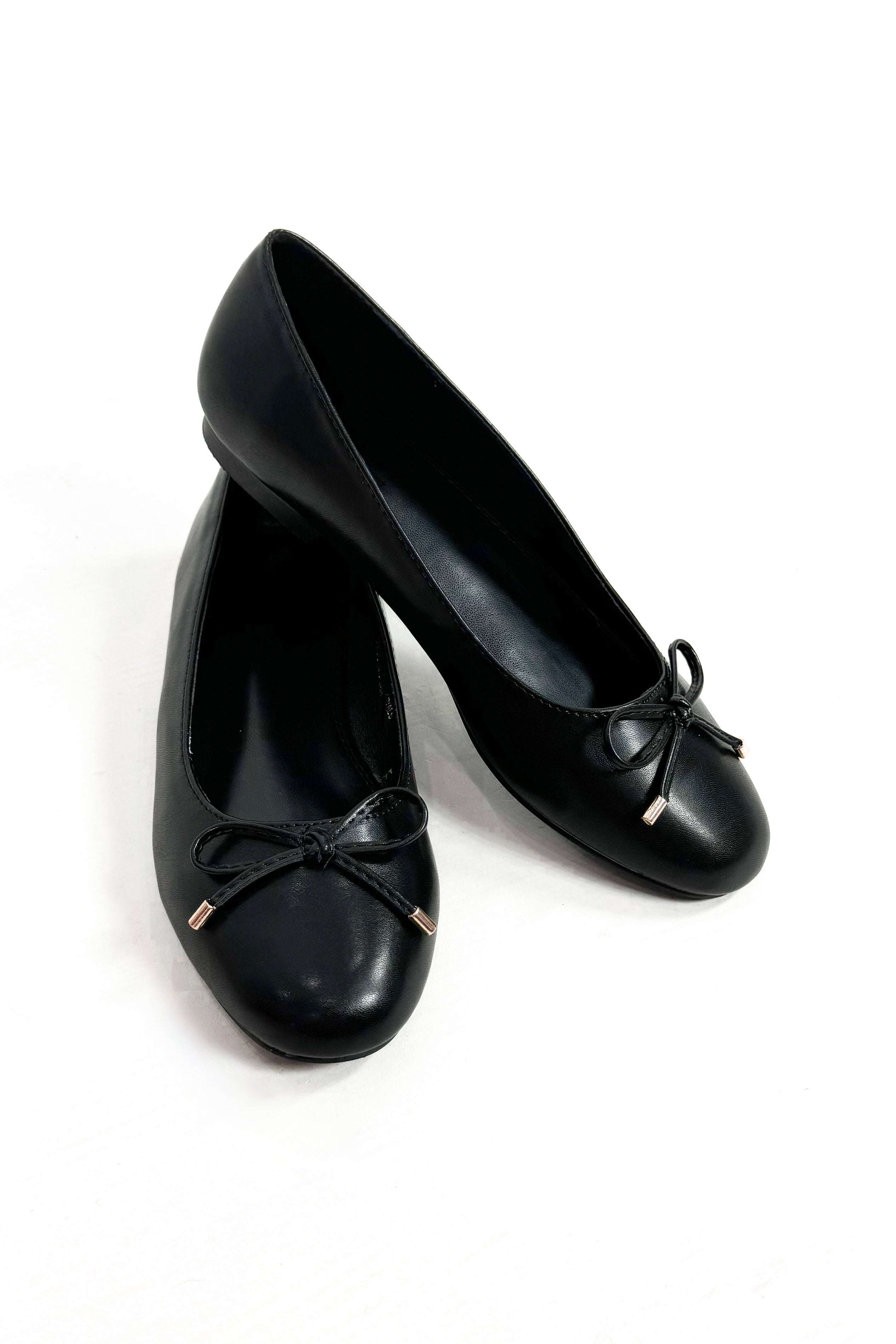 She's a Classic Ballet Flat in Black Size 10 Black / 10 She's a Classic Ballet Flat in Black Size 10 Black / 10
