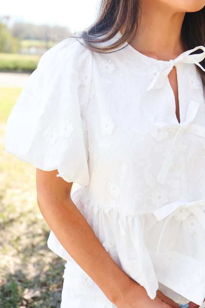 puff sleeve of floral detail bow top in off white